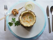 Edelfischsuppe in der Ananashälfte mit Garnelen Garnitur - Rezept - Bild Nr. 2