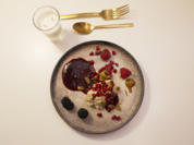 Pistaziencreme auf Brombeerspiegel mit Granatapfelkernen - Rezept - Bild Nr. 17598
