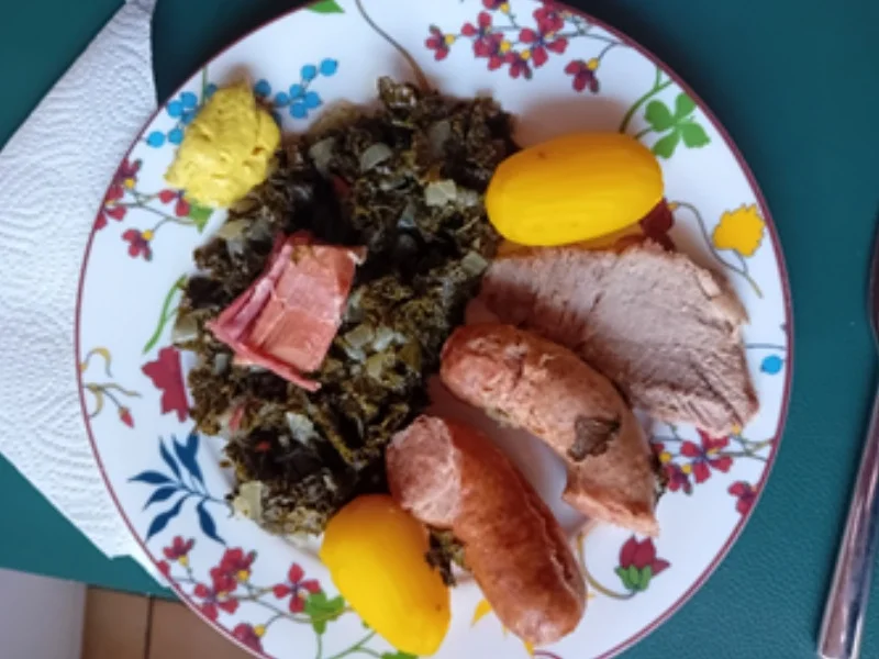 Braunkohl-Gemüsezwiebel mit deftiger Fleisch-Wurst-Einlage und Drillingen - Rezept - Bild Nr. 2