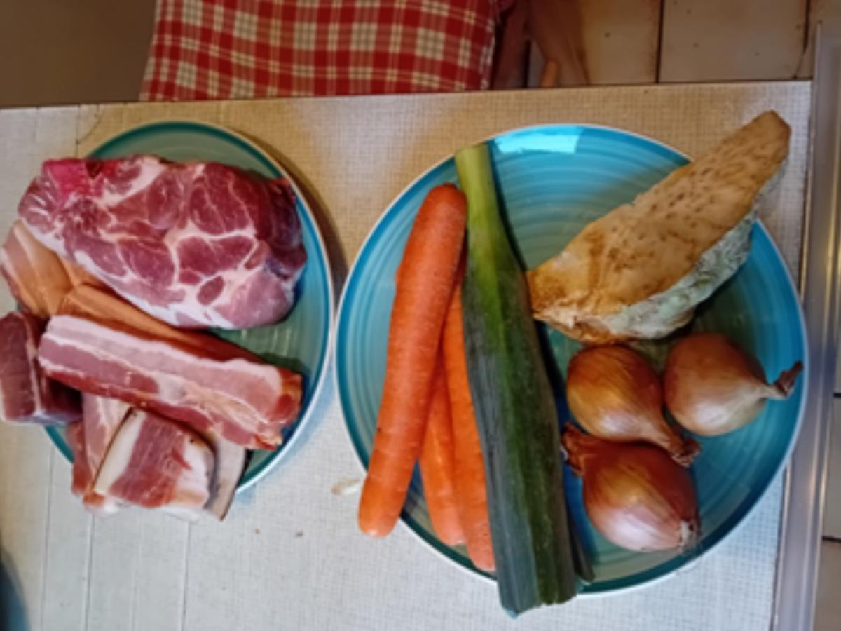 Rezept: Braunkohl-Gemüsezwiebel mit deftiger Fleisch-Wurst-Einlage und Drillingen Bild Nr. 3 Braunkohl-Gemüsezwiebel mit deftiger Fleisch-Wurst-Einlage und Drillingen - Rezept - Bild Nr. 3