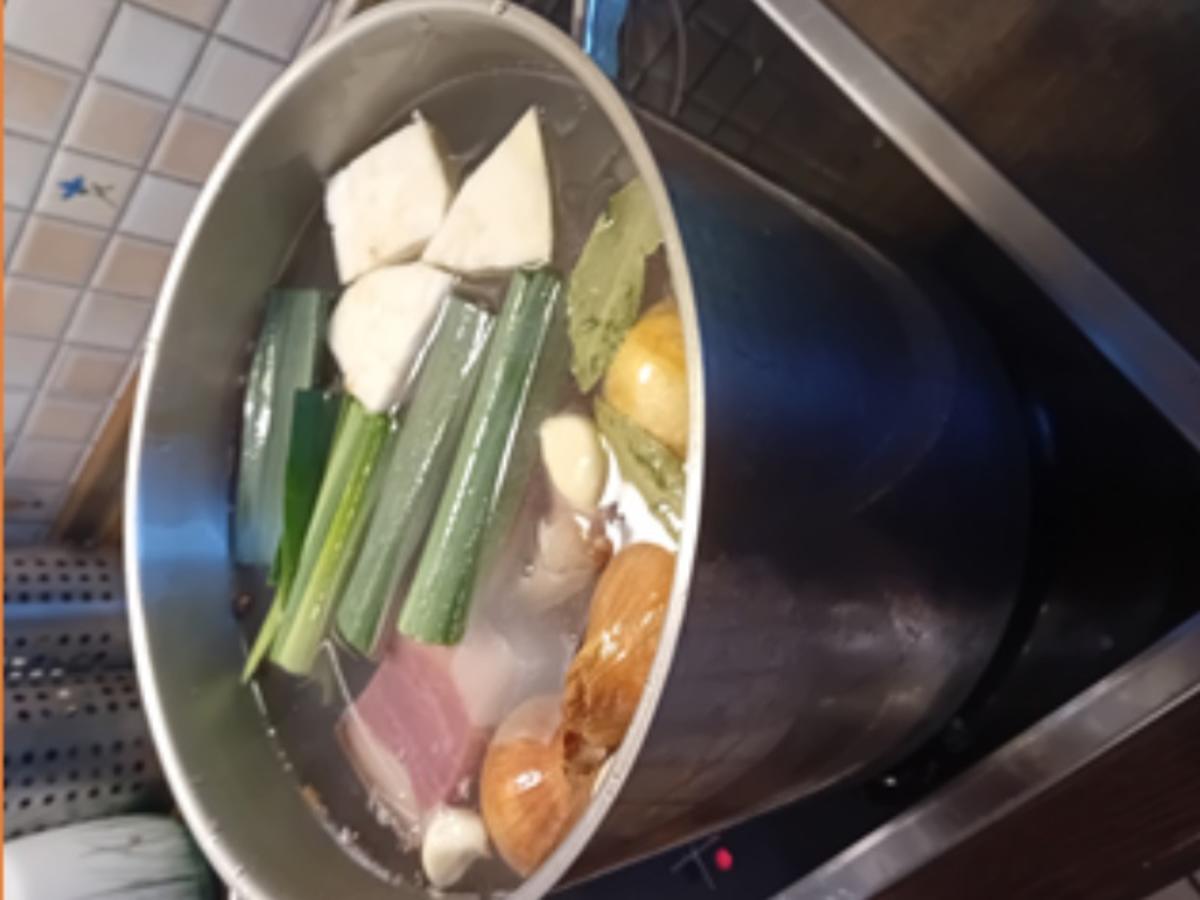 Rezept: Braunkohl-Gemüsezwiebel mit deftiger Fleisch-Wurst-Einlage und Drillingen Bild Nr. 4 Braunkohl-Gemüsezwiebel mit deftiger Fleisch-Wurst-Einlage und Drillingen - Rezept - Bild Nr. 4