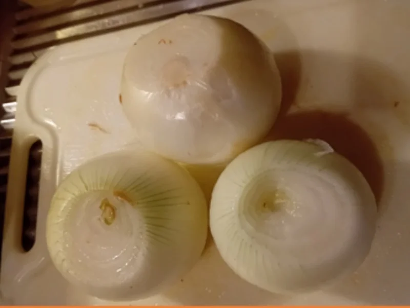 Braunkohl-Gemüsezwiebel mit deftiger Fleisch-Wurst-Einlage und Drillingen - Rezept - Bild Nr. 7