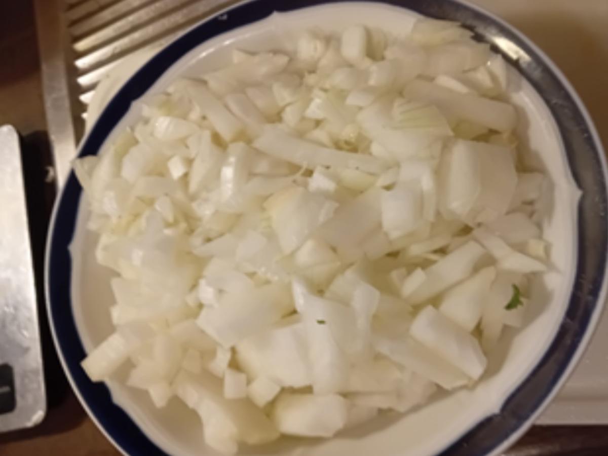 Rezept: Braunkohl-Gemüsezwiebel mit deftiger Fleisch-Wurst-Einlage und Drillingen Bild Nr. 8 Braunkohl-Gemüsezwiebel mit deftiger Fleisch-Wurst-Einlage und Drillingen - Rezept - Bild Nr. 8