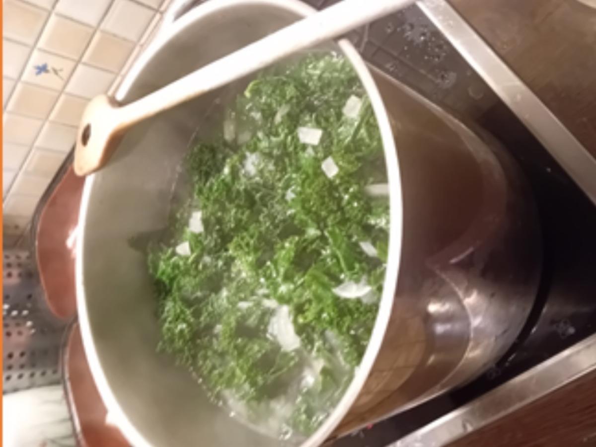 Rezept: Braunkohl-Gemüsezwiebel mit deftiger Fleisch-Wurst-Einlage und Drillingen Bild Nr. 14 Braunkohl-Gemüsezwiebel mit deftiger Fleisch-Wurst-Einlage und Drillingen - Rezept - Bild Nr. 14