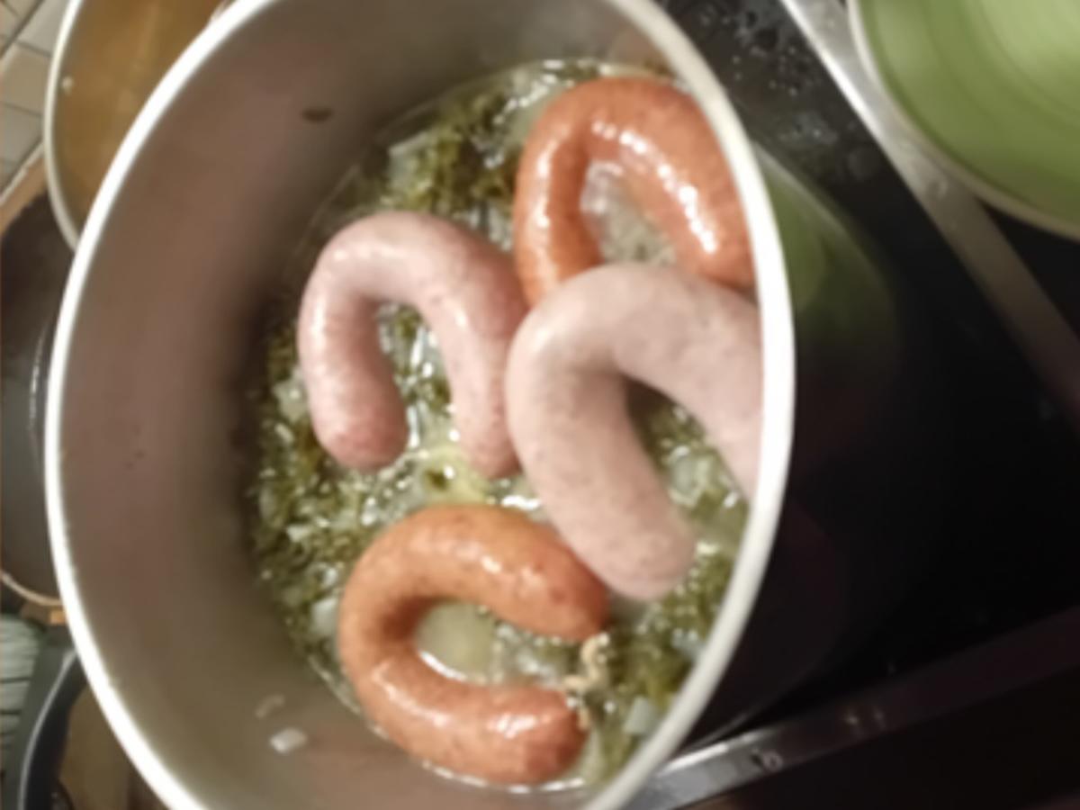 Rezept: Braunkohl-Gemüsezwiebel mit deftiger Fleisch-Wurst-Einlage und Drillingen Bild Nr. 16 Braunkohl-Gemüsezwiebel mit deftiger Fleisch-Wurst-Einlage und Drillingen - Rezept - Bild Nr. 16