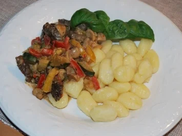 Rezept: Mediteranes Rindergeschnetzeltes Mediteranes Rindergeschnetzeltes - Rezept