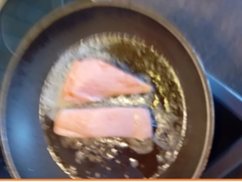 Lachsfilet mit karamellisierten Rosenkohl und Möhren-Kartoffel-Stampf - Rezept - Bild Nr. 6