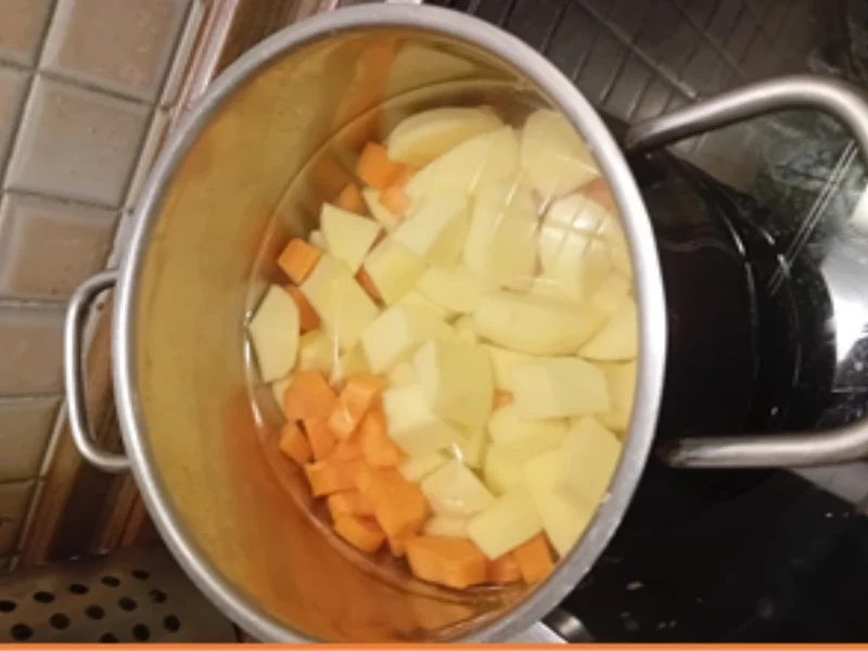 Lachsfilet mit karamellisierten Rosenkohl und Möhren-Kartoffel-Stampf - Rezept - Bild Nr. 10