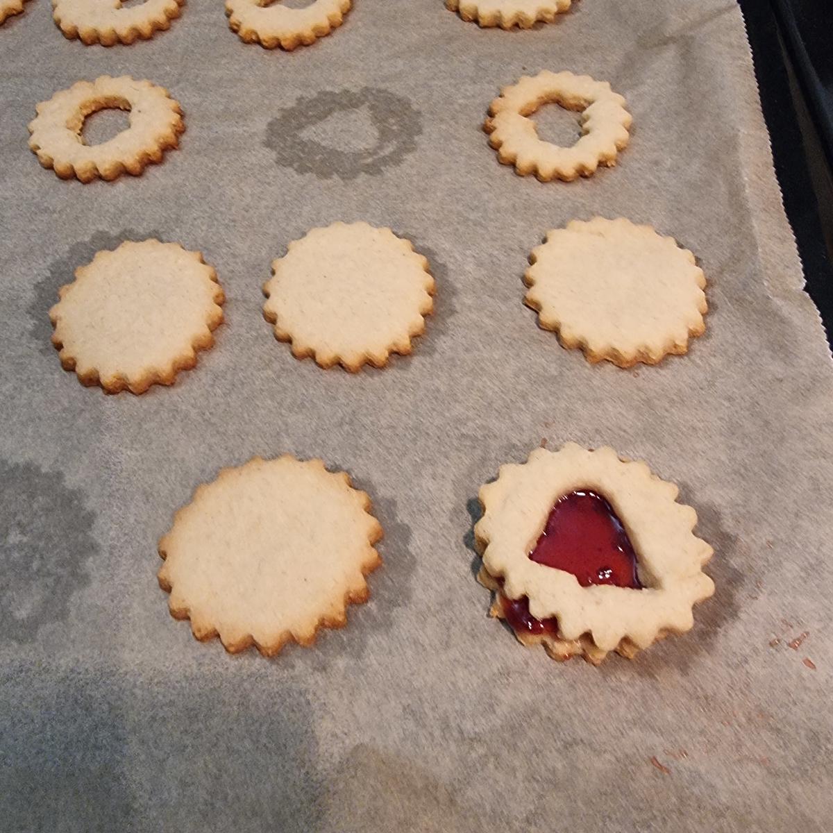 Linzer Blümchen mit Pflaumenmarmelade - Rezept - Bild Nr. 17623