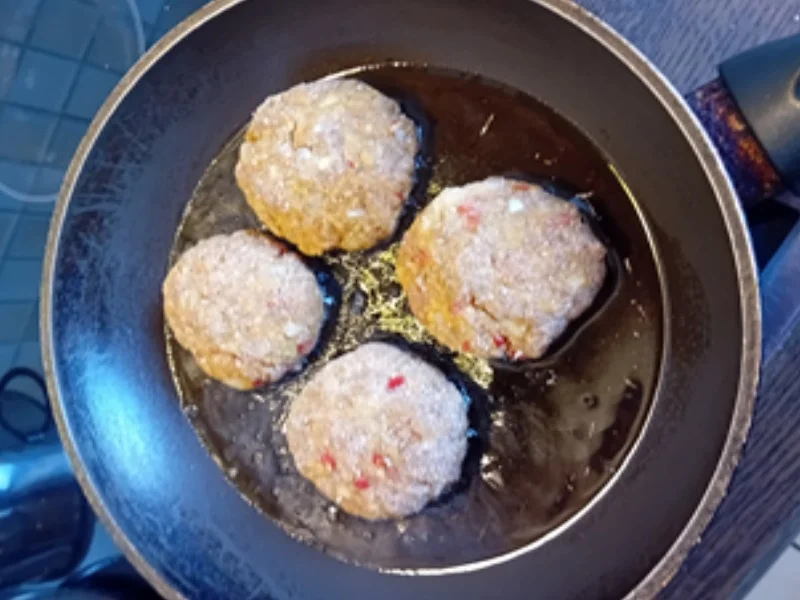 Schwarzwurzeln in Rahmsauce mit herzhaf-ten Buletten und Drillingen - Rezept - Bild Nr. 7