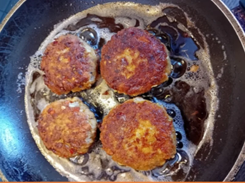 Schwarzwurzeln in Rahmsauce mit herzhaf-ten Buletten und Drillingen - Rezept - Bild Nr. 9