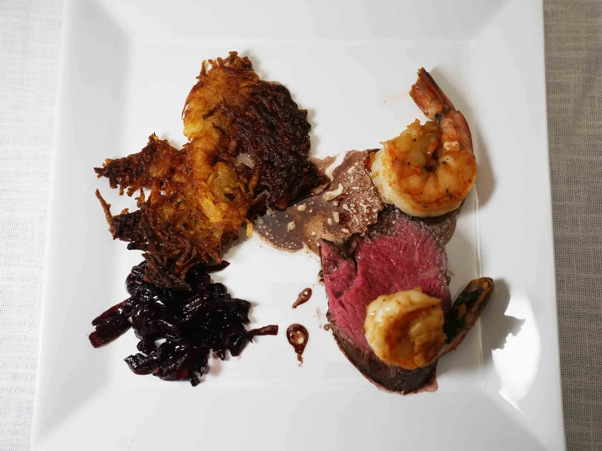Surf 'n' Turf mit Kartoffelrösti an karamellisierten Rotweinzwiebeln - Rezept - Bild Nr. 17605