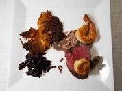 Surf 'n' Turf mit Kartoffelrösti an karamellisierten Rotweinzwiebeln - Rezept - Bild Nr. 17605