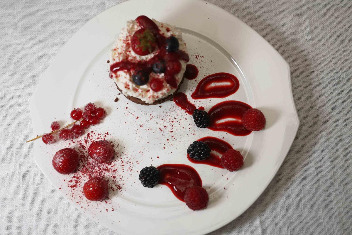 Rezept: Joghurt-Schokoladen-Törtchen mit Beeren Bild Nr. 2 Joghurt-Schokoladen-Törtchen mit Beeren - Rezept - Bild Nr. 2