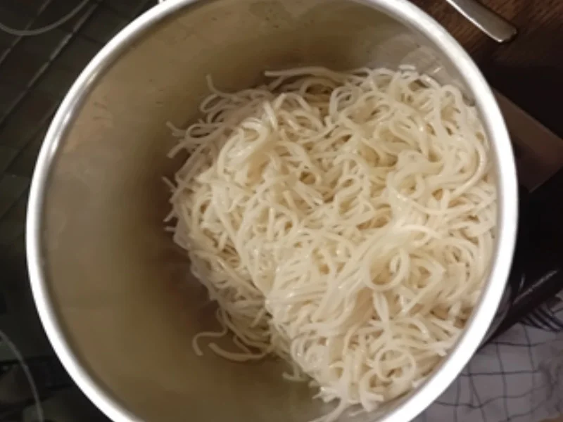 Rezept: Indonesisches Nudel-Curry mit Hähnchenbrustfilet Bild Nr. 5 Indonesisches Nudel-Curry mit Hähnchenbrustfilet - Rezept - Bild Nr. 5