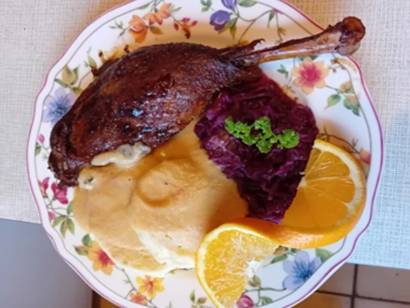 Rezept: Gänsekeule mit Orangensauce, Apfelrotkohl und böhmischen Knödeln Bild Nr. 2 Gänsekeule mit Orangensauce, Apfelrotkohl und böhmischen Knödeln - Rezept - Bild Nr. 2