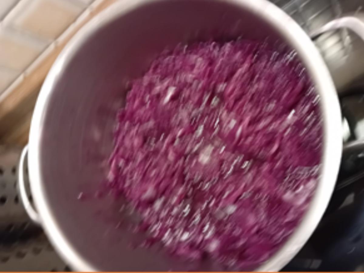 Rezept: Gänsekeule mit Orangensauce, Apfelrotkohl und böhmischen Knödeln Bild Nr. 12 Gänsekeule mit Orangensauce, Apfelrotkohl und böhmischen Knödeln - Rezept - Bild Nr. 12