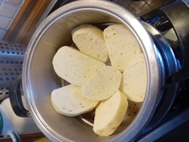 Rezept: Gänsekeule mit Orangensauce, Apfelrotkohl und böhmischen Knödeln Bild Nr. 13 Gänsekeule mit Orangensauce, Apfelrotkohl und böhmischen Knödeln - Rezept - Bild Nr. 13