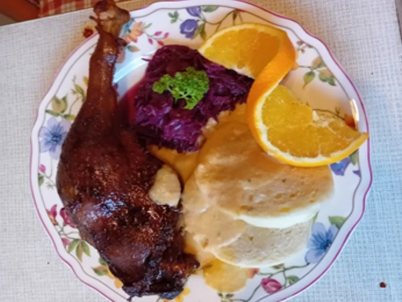 Rezept: Gänsekeule mit Orangensauce, Apfelrotkohl und böhmischen Knödeln Bild Nr. 14 Gänsekeule mit Orangensauce, Apfelrotkohl und böhmischen Knödeln - Rezept - Bild Nr. 14
