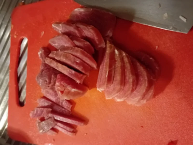 Schweinefilet-Paprika-Gemüsezwiebel-Geschnetzeltes mit Mini-Pellkartoffeln - Rezept - Bild Nr. 17611