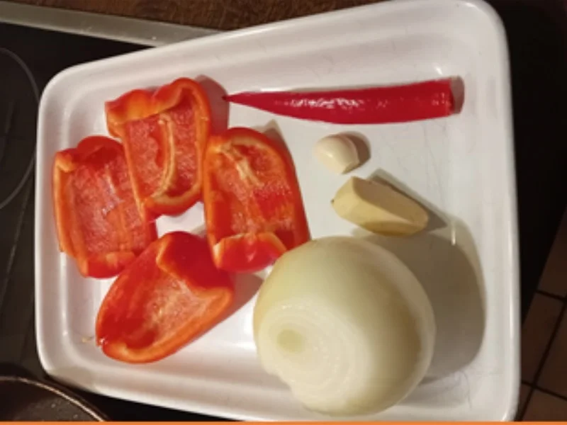 Schweinefilet-Paprika-Gemüsezwiebel-Geschnetzeltes mit Mini-Pellkartoffeln - Rezept - Bild Nr. 17612