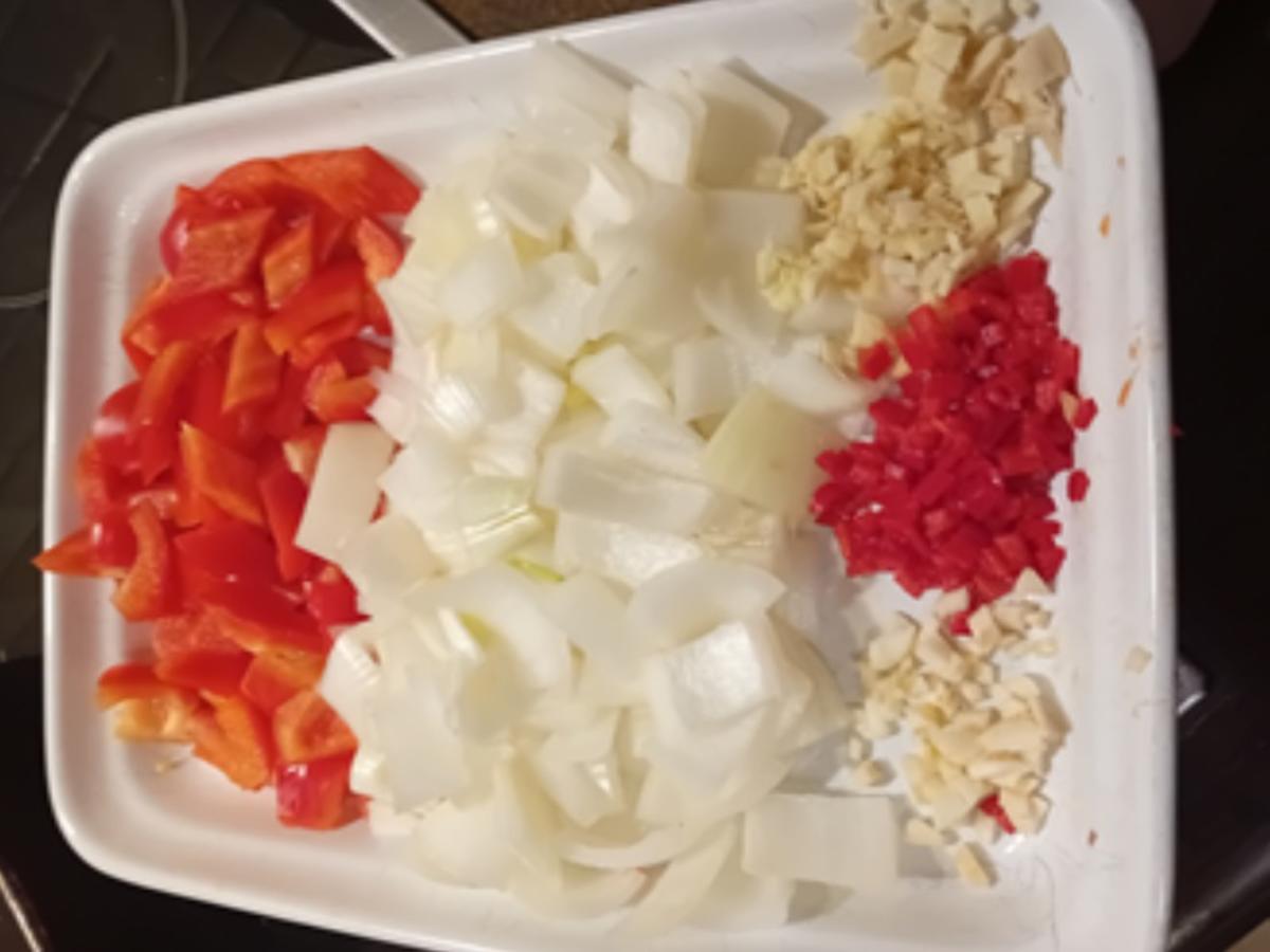 Rezept: Schweinefilet-Paprika-Gemüsezwiebel-Geschnetzeltes mit Mini-Pellkartoffeln Bild Nr. 17613 Schweinefilet-Paprika-Gemüsezwiebel-Geschnetzeltes mit Mini-Pellkartoffeln - Rezept - Bild Nr. 17613