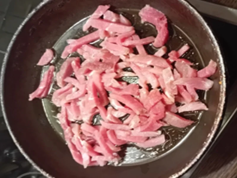 Schweinefilet-Paprika-Gemüsezwiebel-Geschnetzeltes mit Mini-Pellkartoffeln - Rezept - Bild Nr. 17614