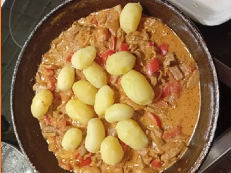 Schweinefilet-Paprika-Gemüsezwiebel-Geschnetzeltes mit Mini-Pellkartoffeln - Rezept - Bild Nr. 17617