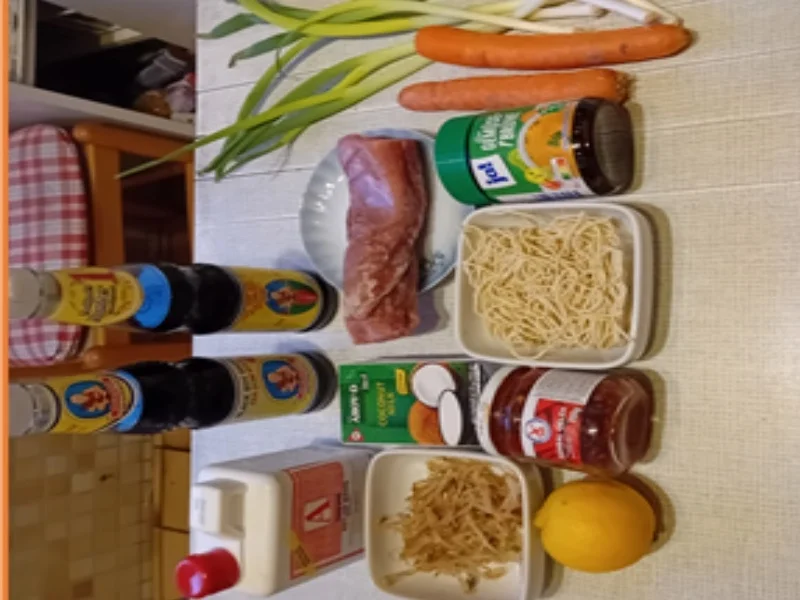 Rezept: Asiatische Suppe mit Kokosmilch, Gemüse, Schweinefilet und Mie-Nudeln Bild Nr. 3 Asiatische Suppe mit Kokosmilch, Gemüse, Schweinefilet und Mie-Nudeln - Rezept - Bild Nr. 3