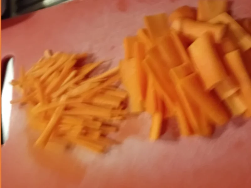 Rezept: Asiatische Suppe mit Kokosmilch, Gemüse, Schweinefilet und Mie-Nudeln Bild Nr. 4 Asiatische Suppe mit Kokosmilch, Gemüse, Schweinefilet und Mie-Nudeln - Rezept - Bild Nr. 4