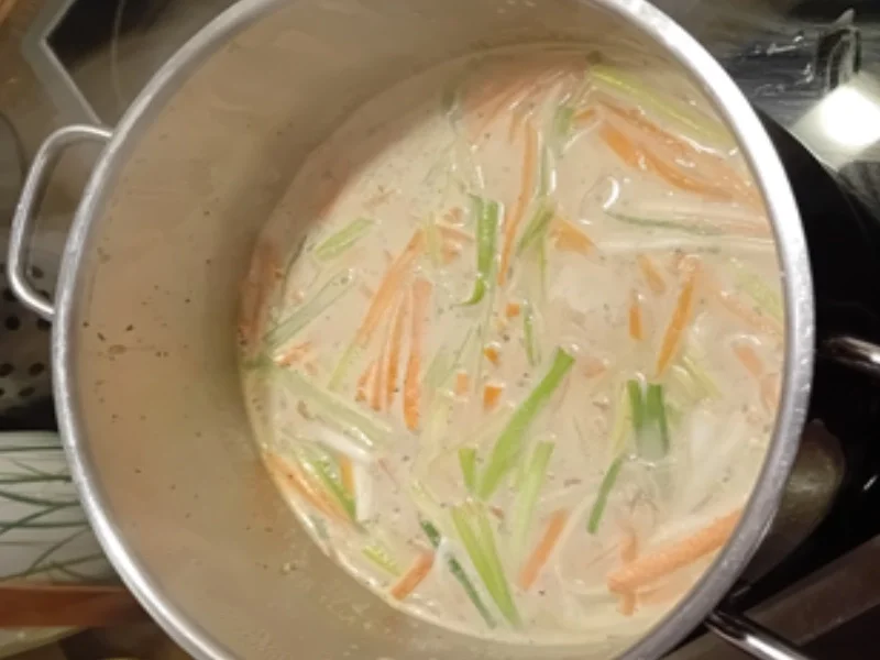 Rezept: Asiatische Suppe mit Kokosmilch, Gemüse, Schweinefilet und Mie-Nudeln Bild Nr. 8 Asiatische Suppe mit Kokosmilch, Gemüse, Schweinefilet und Mie-Nudeln - Rezept - Bild Nr. 8