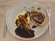Beef Wellington mit Kartoffelpüree, karamellisierten Möhrchen und Balsamico-Jus - Rezept - Bild Nr. 17609