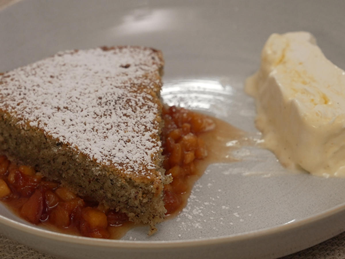 Rezept: Haselnussküchle auf Nektarinen-Kompott, dazu selbstgemachtes Vanille-Parfait Bild Nr. 2 Haselnussküchle auf Nektarinen-Kompott, dazu selbstgemachtes Vanille-Parfait - Rezept - Bild Nr. 2