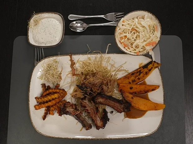 Baby Back Ribs und Pulled Pork mit Coleslaw, Süßkartoffel-Wegdes und Karottenpommes - Rezept - Bild Nr. 2