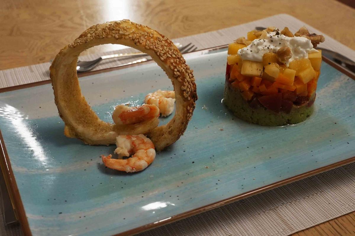 Erbsen-Möhren-Tomaten-Mango-Burrata-Törtchen mit Blätterteigring und Garnelen - Rezept - Bild Nr. 2