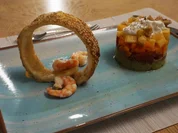 Erbsen-Möhren-Tomaten-Mango-Burrata-Törtchen mit Blätterteigring und Garnelen - Rezept - Bild Nr. 2