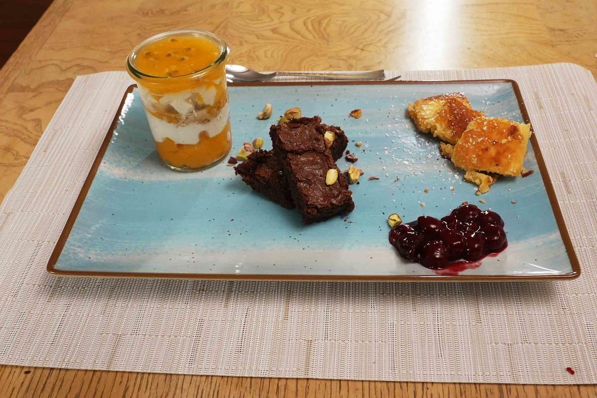 Kaiserschmarrn mit Kirschkompott, Schokoküchlein und Pfirsich-Maracuja-Creme mit Schwips - Rezept - Bild Nr. 2