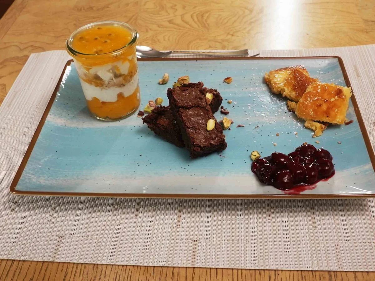 Kaiserschmarrn mit Kirschkompott, Schokoküchlein und Pfirsich-Maracuja-Creme mit Schwips - Rezept - Bild Nr. 2