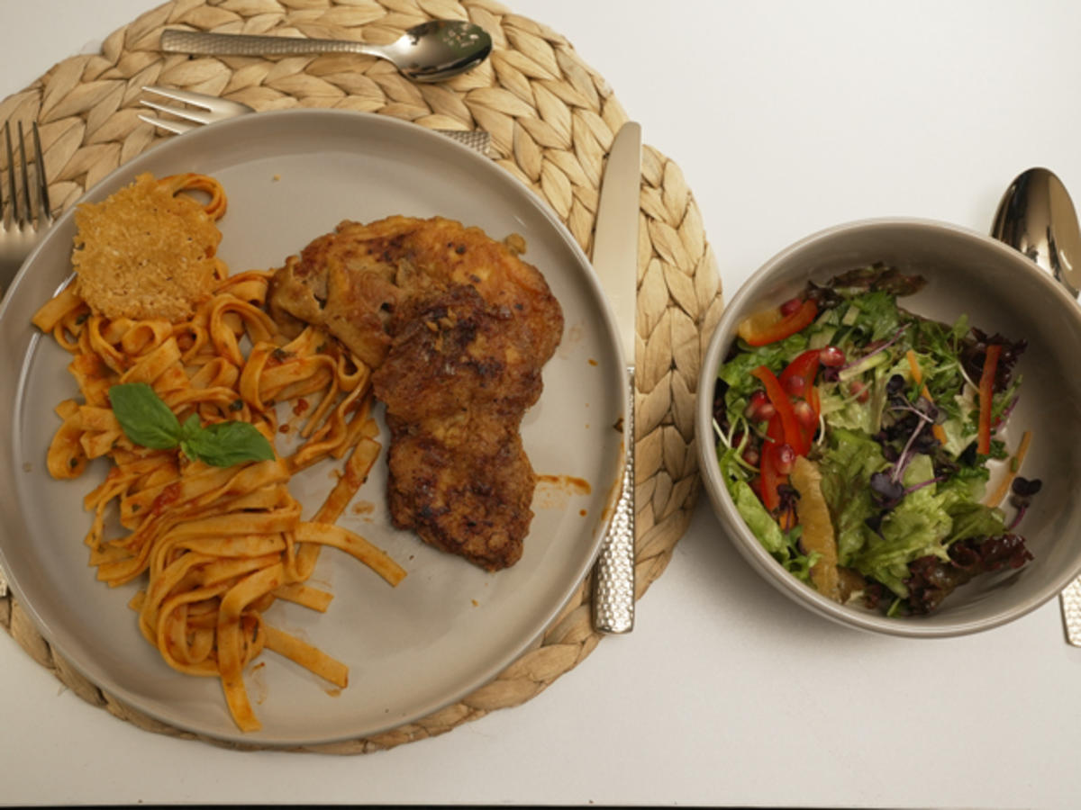 Rezept: Teig trifft auf Piccata, Tomate und Salat Bild Nr. 2 Teig trifft auf Piccata, Tomate und Salat - Rezept - Bild Nr. 2