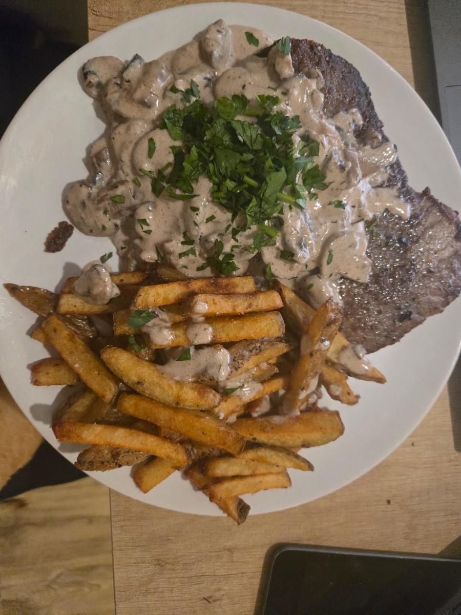 Rinderrostbraten mit Cremechampignongs und selbstgemachten Pommes - Rezept - Bild Nr. 2