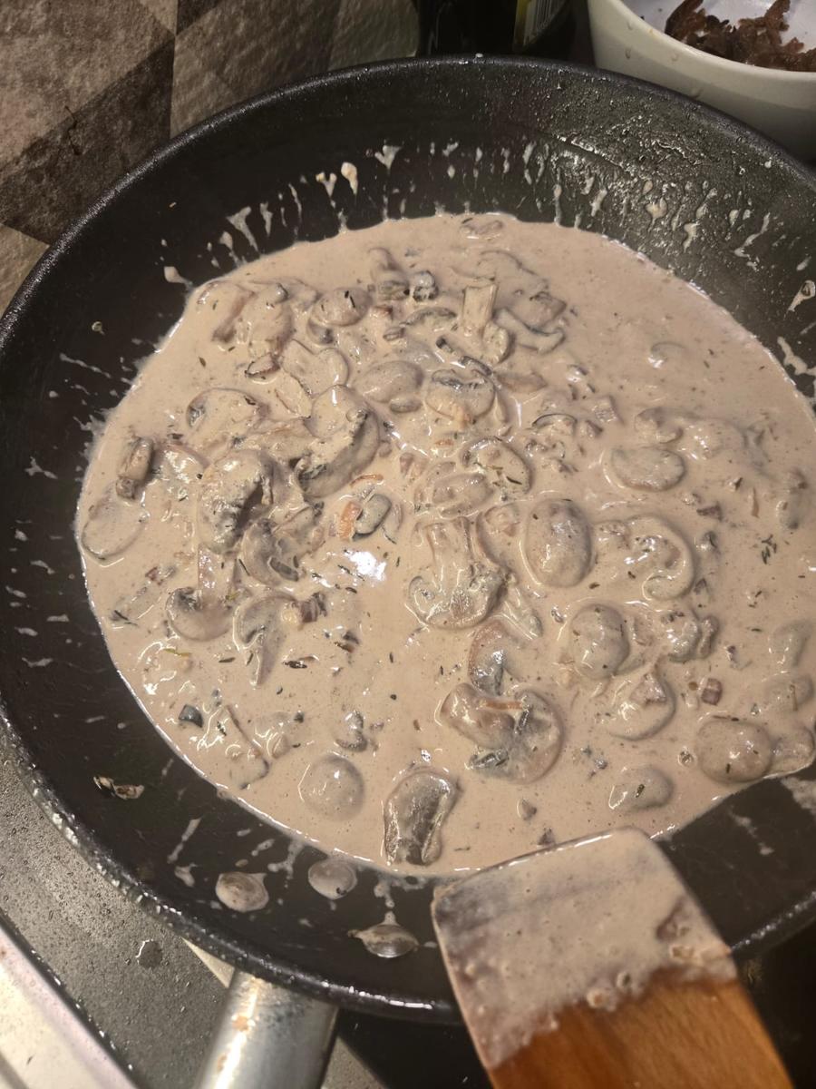 Rinderrostbraten mit Cremechampignongs und selbstgemachten Pommes - Rezept - Bild Nr. 3