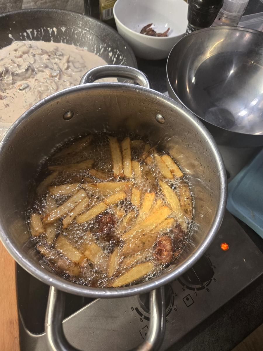 Rinderrostbraten mit Cremechampignongs und selbstgemachten Pommes - Rezept - Bild Nr. 4