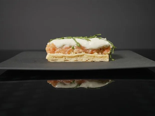 Rezept: Lachstatar auf einer herzhaften Waffel mit Gurken-Espuma und Queller Bild Nr. 2 Lachstatar auf einer herzhaften Waffel mit Gurken-Espuma und Queller - Rezept - Bild Nr. 2