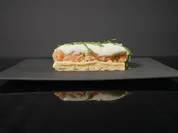 Lachstatar auf einer herzhaften Waffel mit Gurken-Espuma und Queller - Rezept - Bild Nr. 2