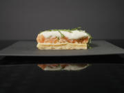 Lachstatar auf einer herzhaften Waffel mit Gurken-Espuma und Queller - Rezept - Bild Nr. 2