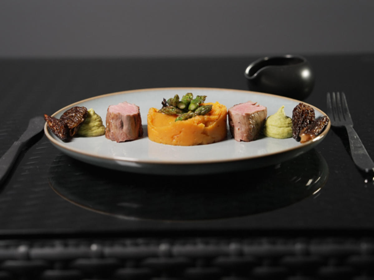 Rezept: Iberico mit Morcheln, Erbsenpüree, Süßkartoffelstampf und Spargelspitzen Bild Nr. 2 Iberico mit Morcheln, Erbsenpüree, Süßkartoffelstampf und Spargelspitzen - Rezept - Bild Nr. 2