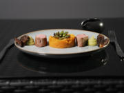 Iberico mit Morcheln, Erbsenpüree, Süßkartoffelstampf und Spargelspitzen - Rezept - Bild Nr. 2