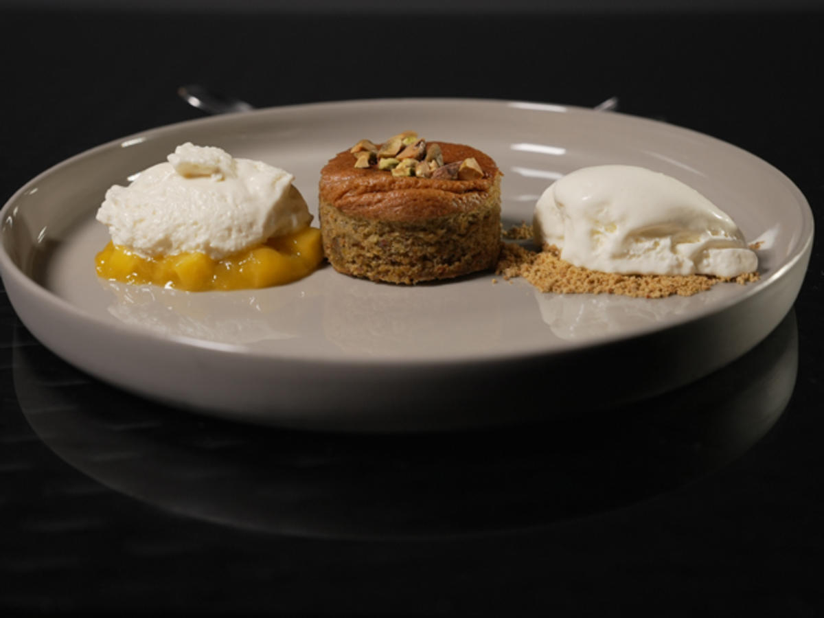 Rezept: Tonkabohnen-Mousse auf Mangokompott, Pistazienkuchen und Limetten-Rosmarin-Eis Bild Nr. 2 Tonkabohnen-Mousse auf Mangokompott, Pistazienkuchen und Limetten-Rosmarin-Eis - Rezept - Bild Nr. 2