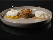 Tonkabohnen-Mousse auf Mangokompott, Pistazienkuchen und Limetten-Rosmarin-Eis - Rezept - Bild Nr. 2