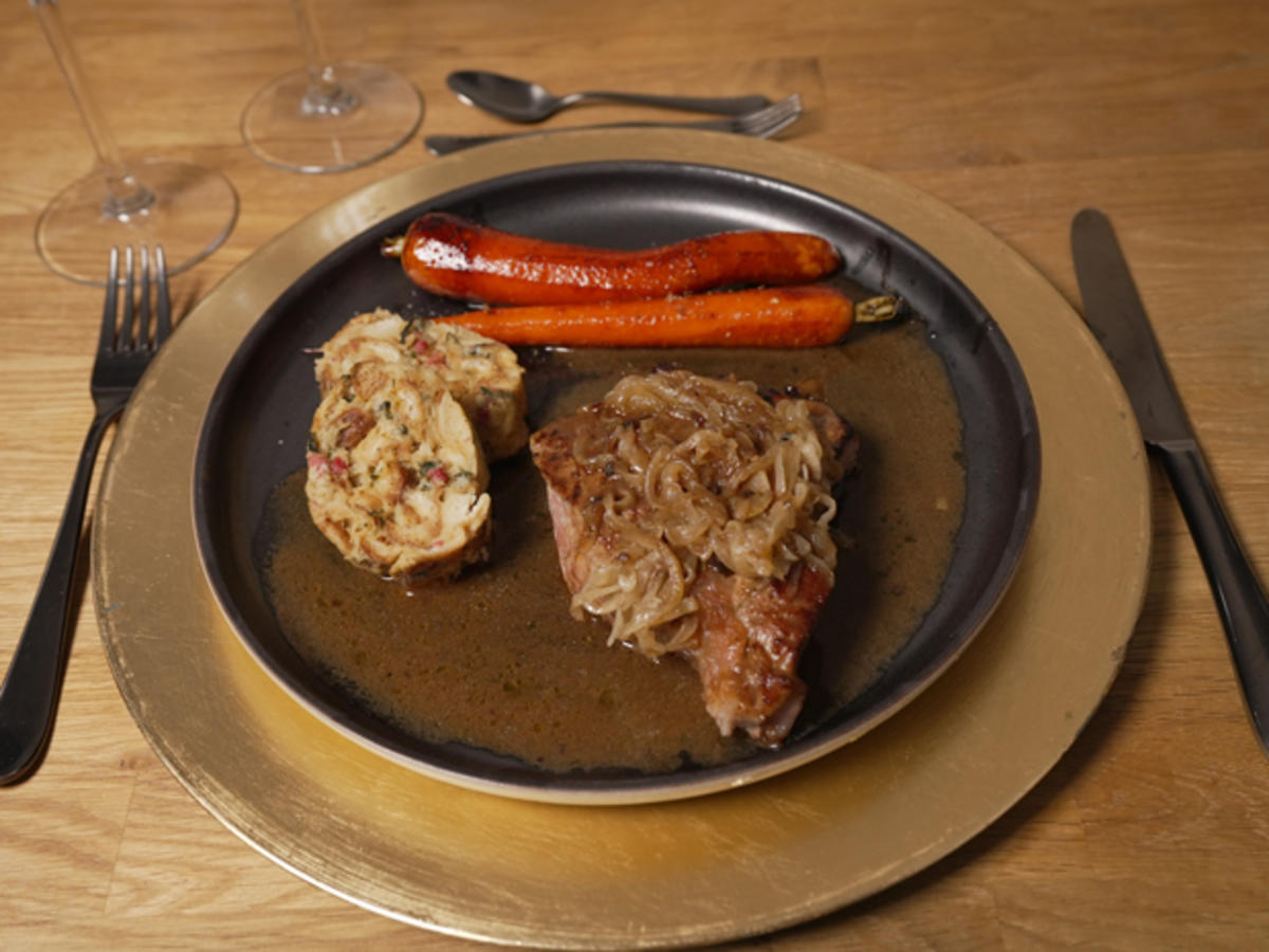 Zwiebelrostbraten mit karamellisierten Möhren und Serviettenknödeln - Rezept - Bild Nr. 2